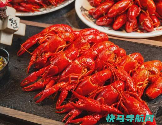 8月份的小龙虾还有肉吗？小龙虾熟了是红色还是橙色的