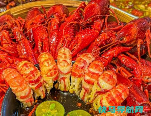 8月份的小龙虾还有肉吗？小龙虾熟了是红色还是橙色的